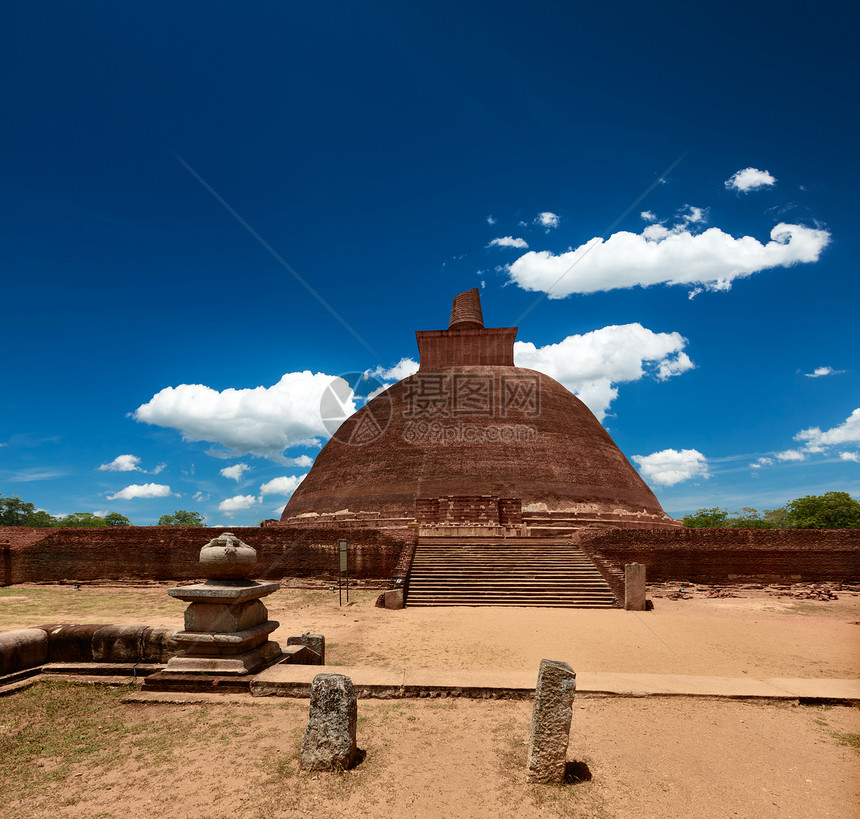 stupa 斯里兰卡晴天佛教徒寺庙宗教砖块建筑场所天空废墟石头图片