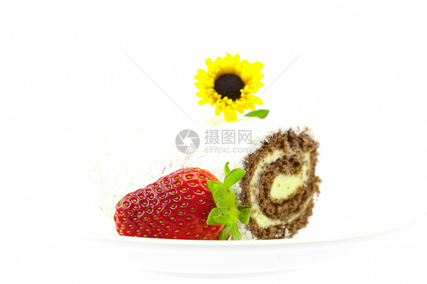 白上孤立的甜露草莓和花朵海绵甜点奶油面包巧克力装饰品食物香草小吃饼干图片