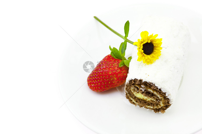 白上孤立的甜露草莓和花朵甜点装饰品曲线海绵漩涡香草螺旋食物黄油小吃图片