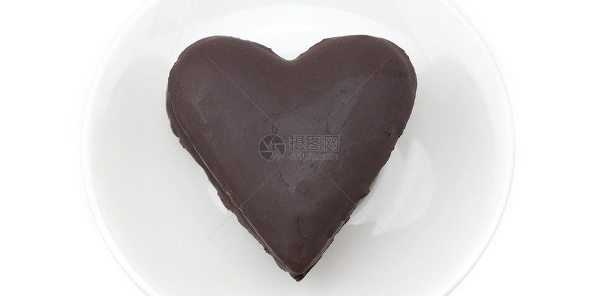 在一个心脏蛋糕中 孤立在白色的心上芯片甜点团体小吃美食食物糖果牛奶棕色巧克力图片