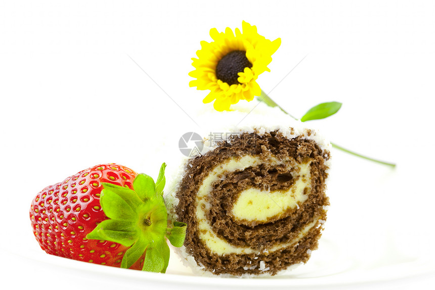 白上孤立的甜糖和草莓诱惑面包蛋糕巧克力糖果海绵甜点奶油装饰品螺旋图片