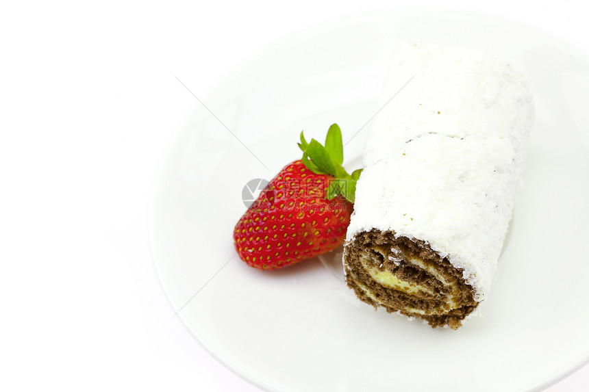 白上孤立的甜糖和草莓巧克力食物螺旋装饰品饼干奶油小吃黄油漩涡蛋糕图片