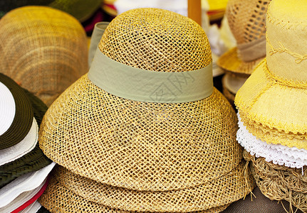 干帽草帽零售团体帽子桌子黄色活力车库跳蚤购物市场高清图片