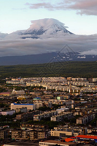 科泽尔斯基城市和伏尔卡诺日落岩石天空旅行公园航程白色假期建筑物顶峰背景