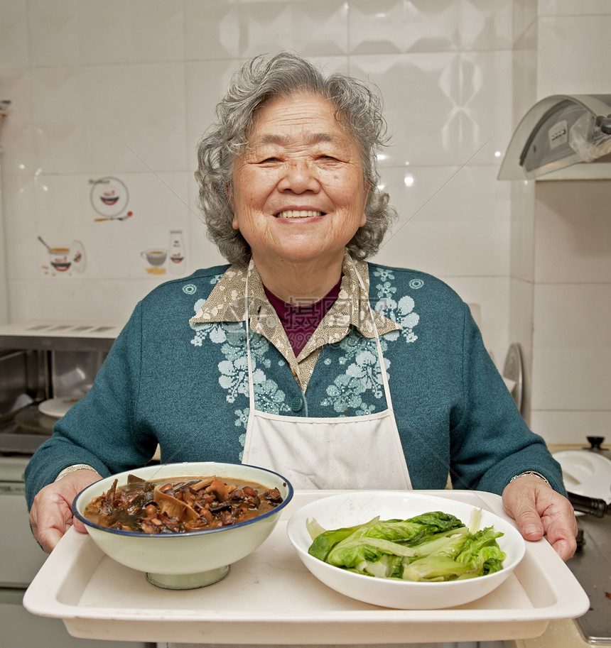 烹饪外祖母母亲厨房微笑头发女性感情快乐乐趣妻子亲热图片