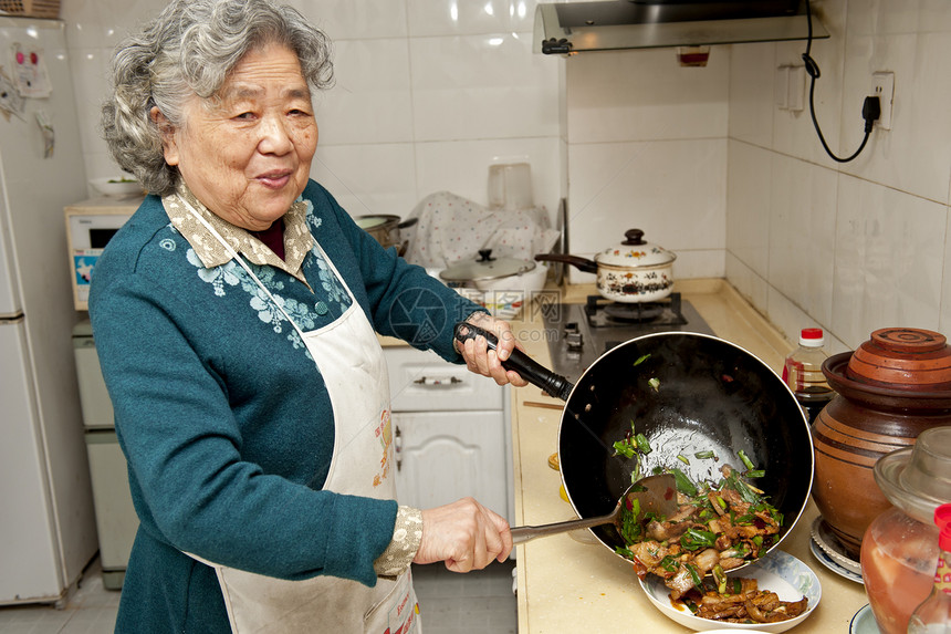 烹饪外祖母快乐妻子头发女士家务灰色乐趣成人亲热微笑图片