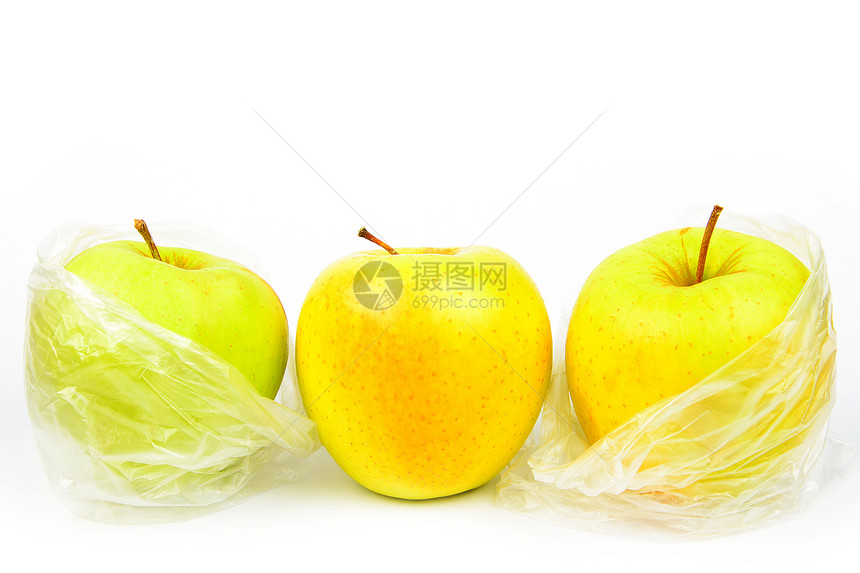 白色背景上三个未比对的苹果组图片