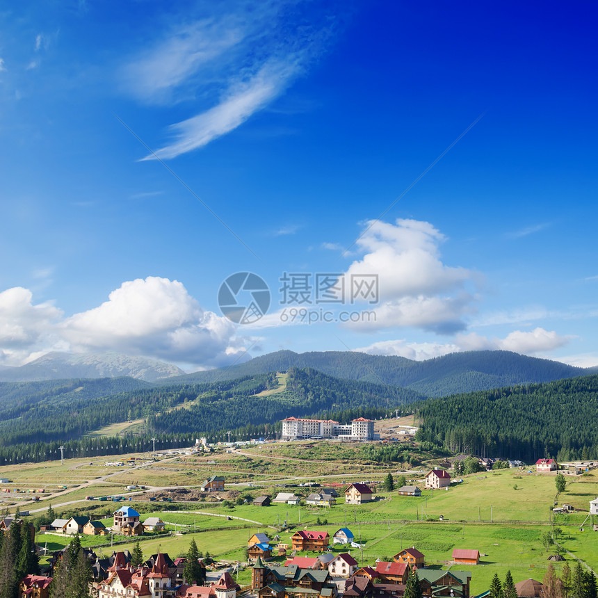 在喀尔巴阡山有树木的美丽绿色山区景观高地假期山腰风景国家旅行爬坡林地天空松树图片