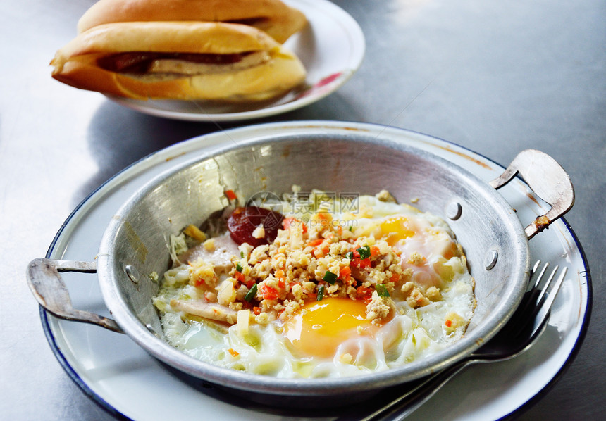 炒鸡蛋 猪肉和香肠加热锅美食平底锅食物风情面包香料早餐餐厅图片