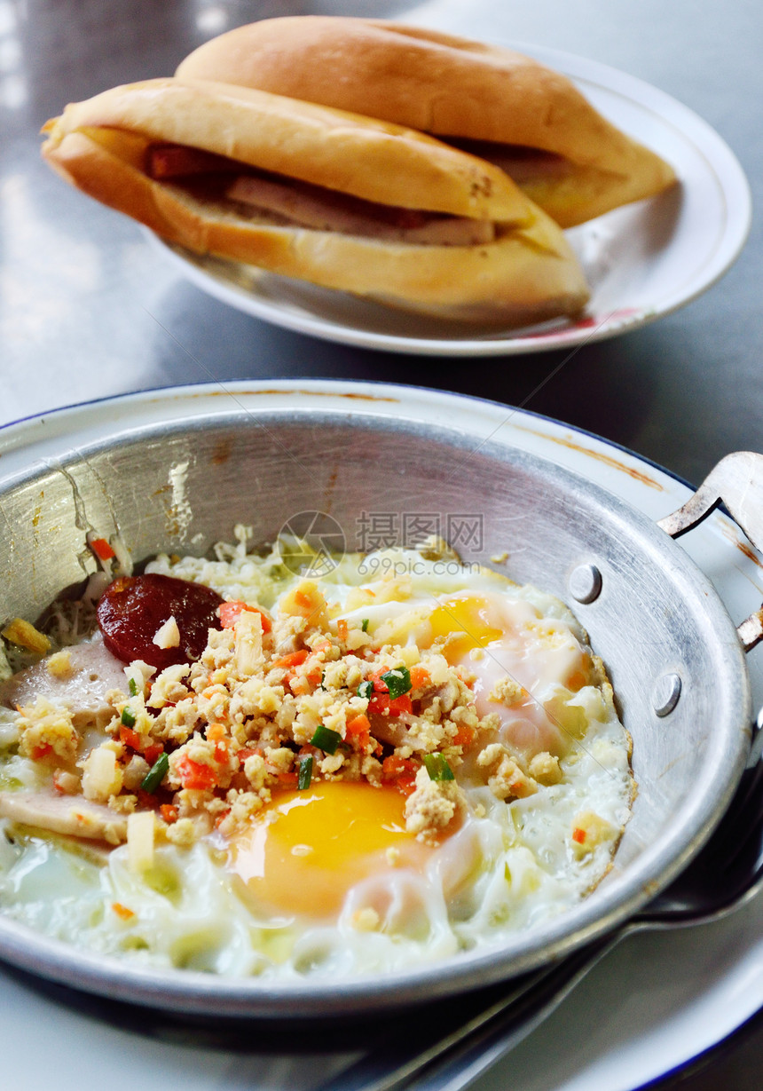 炒鸡蛋 猪肉和香肠加热锅面包早餐美食餐厅香料风情食物平底锅图片