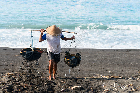 巴厘语火山黑沙上的传统海盐生产 巴厘岛背景