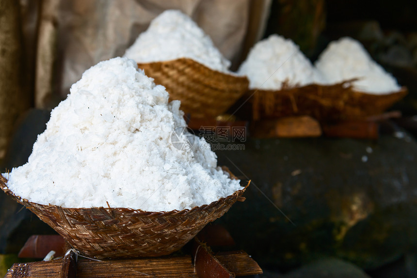 印度尼西亚巴厘岛带新鲜提取海盐的篮子长方形农业海洋农场烘干支撑站立商业店铺食物图片