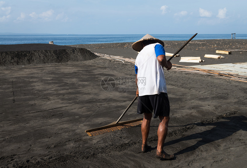 火山黑沙上的传统海盐生产 B类和B类男性工人支撑劳动者男人食物帽子农民农业海滩图片