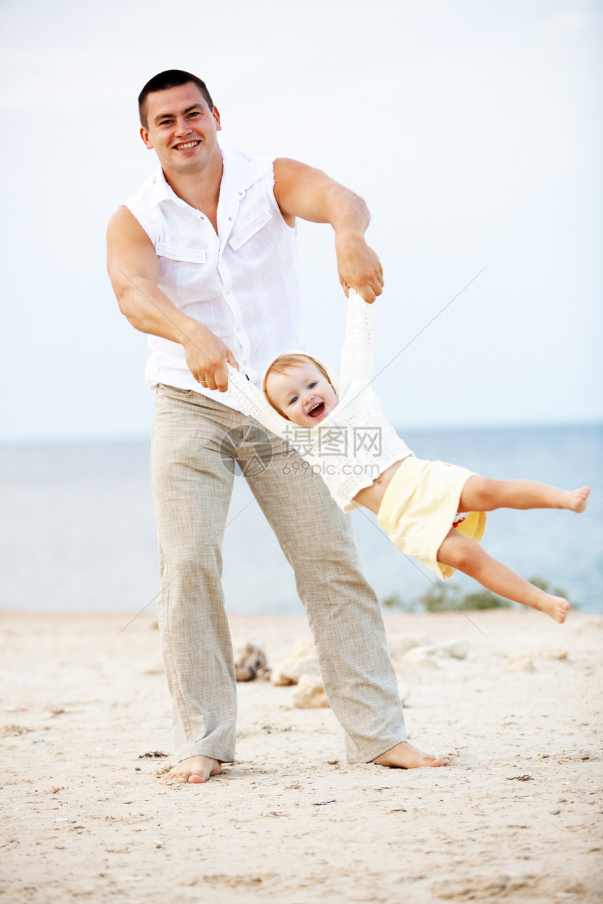 幸福家庭父亲父母童年闲暇假期快乐孩子海滩自由育儿图片