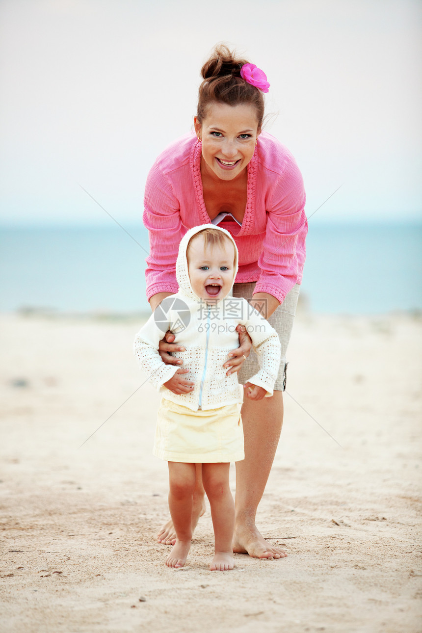 幸福家庭快乐婴儿母性母亲自由假期海滩跑步育儿女儿图片