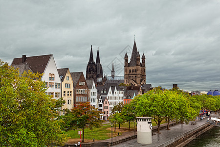 科隆莱茵河岸多云街道城市中心房屋历史树木背景图片