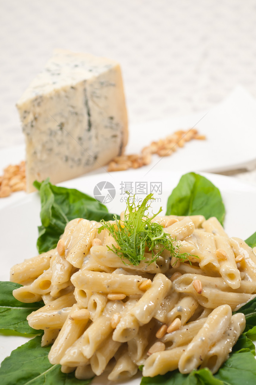 意大利通心粉戈贡佐拉和松子蓝色松树桌子草药蔬菜坚果小麦午餐奶油产品图片