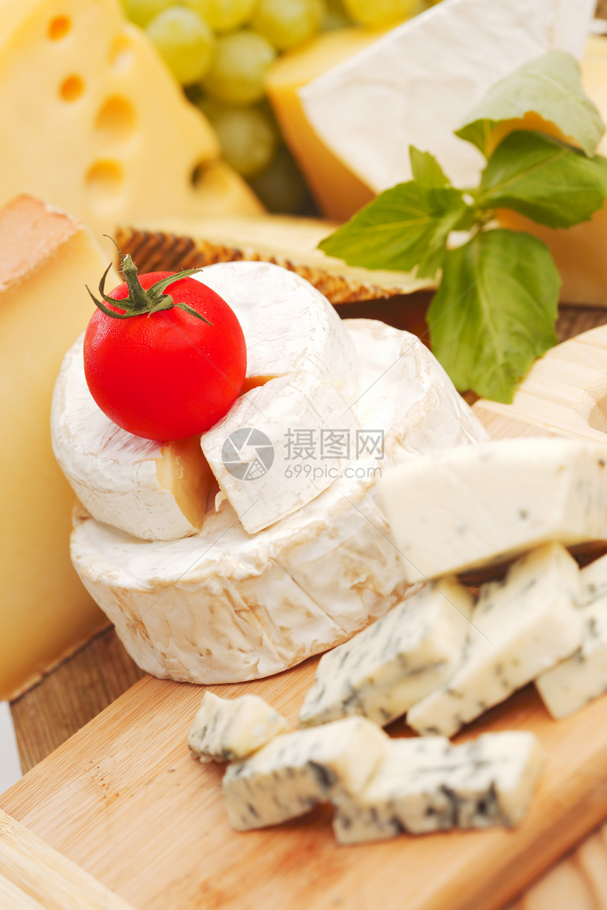 木制桌上的奶酪熟食珠子餐饮多样性桌子牛奶盘子山羊午餐日记图片
