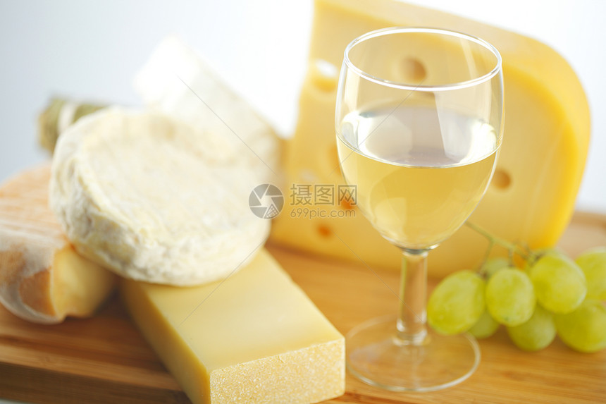 和木桌上的奶酪和葡萄酒牛奶珠子藤蔓美食午餐食物玻璃小吃木头山羊图片