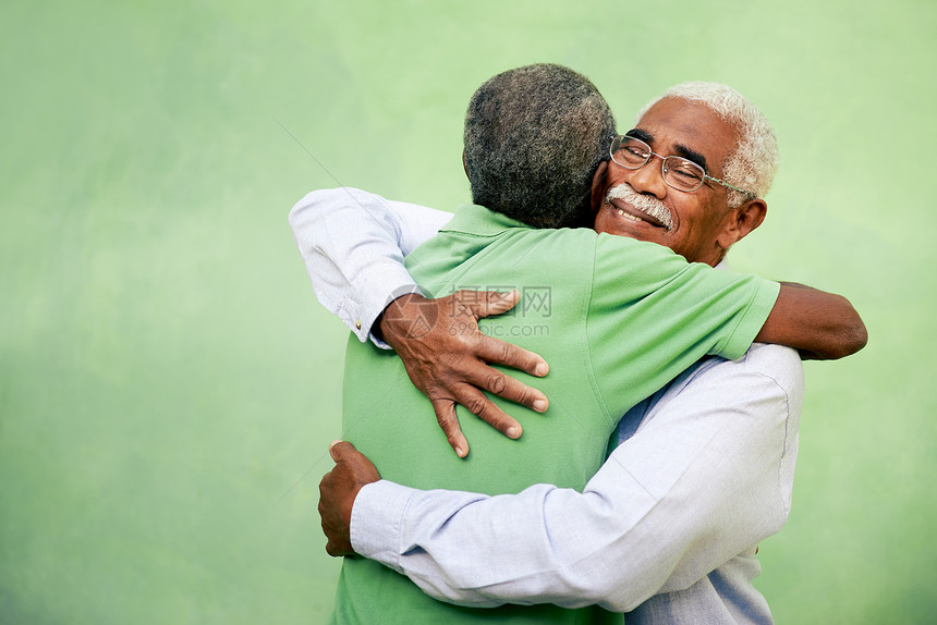 老朋友 两个非洲高级美国人聚会和拥抱的老朋友祖父情绪伙伴老年人乐趣朋友们退休队友喜悦老年图片
