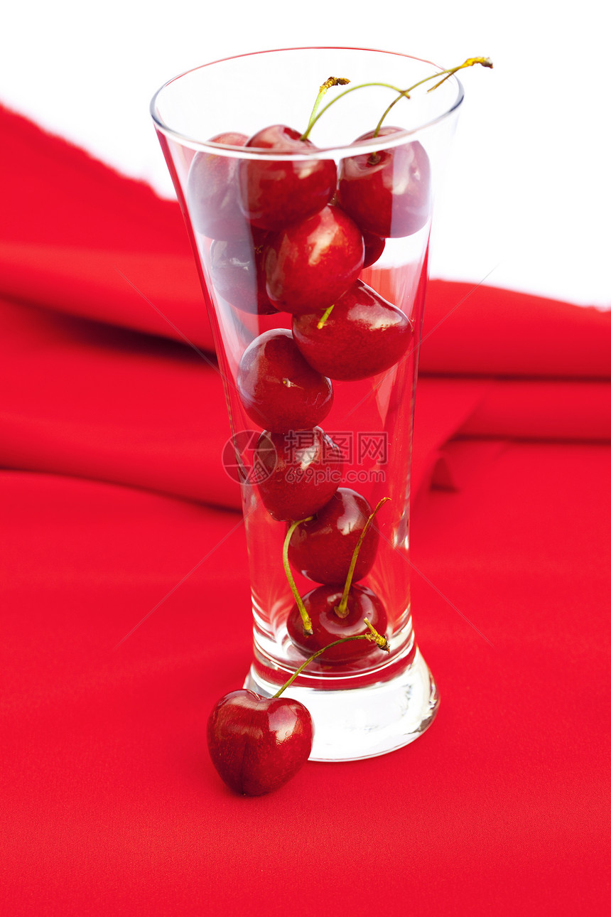 红色背景的樱桃杯生活浆果水果活力叶子玻璃工作室收获小路宏观图片