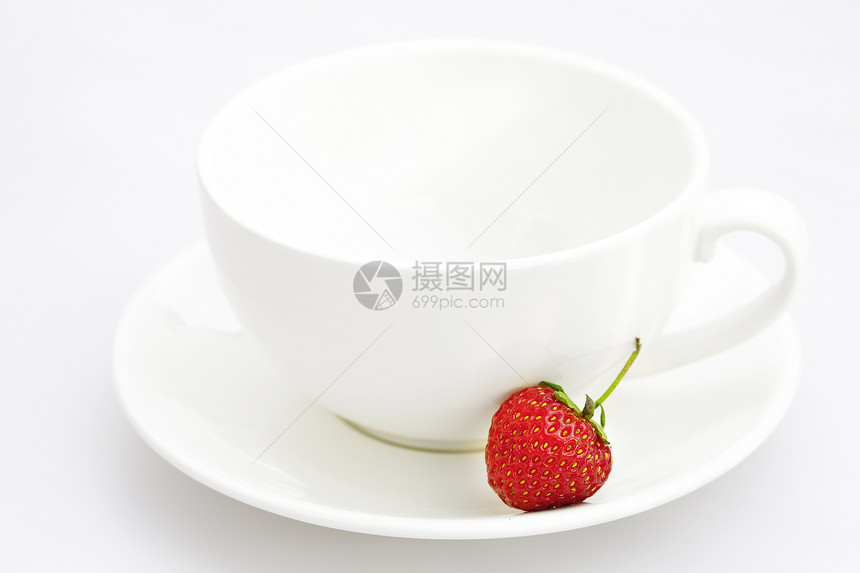 白上隔离的茶碟和草莓图片