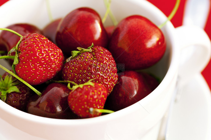 红背景的樱桃和草莓宏观浆果食物活力生活工作室盘子杯子小路叶子图片