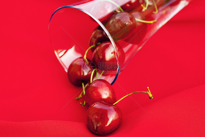 红色背景的樱桃杯浆果生活餐具玻璃活力水果收获宏观叶子小路图片