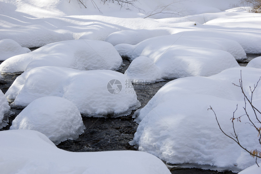 雪河流动白色季节性溪流公园图片