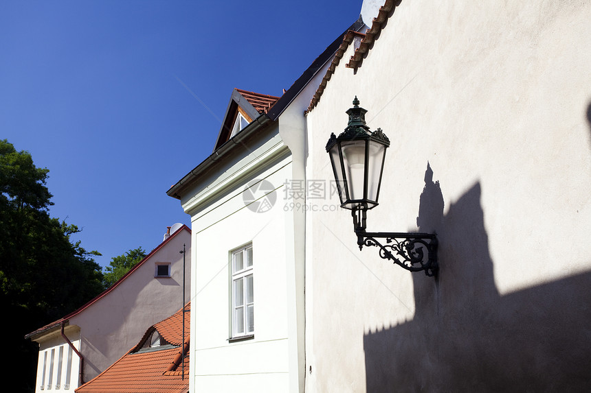 墙上对天的灯笼蓝色城市石头场景阳台房屋旅行历史灯光建筑物图片