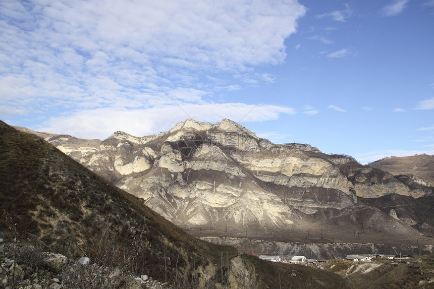 山地景观 峡谷顶部的景色荒野岩石灰色白色天空黑色石头褐色蓝色图片