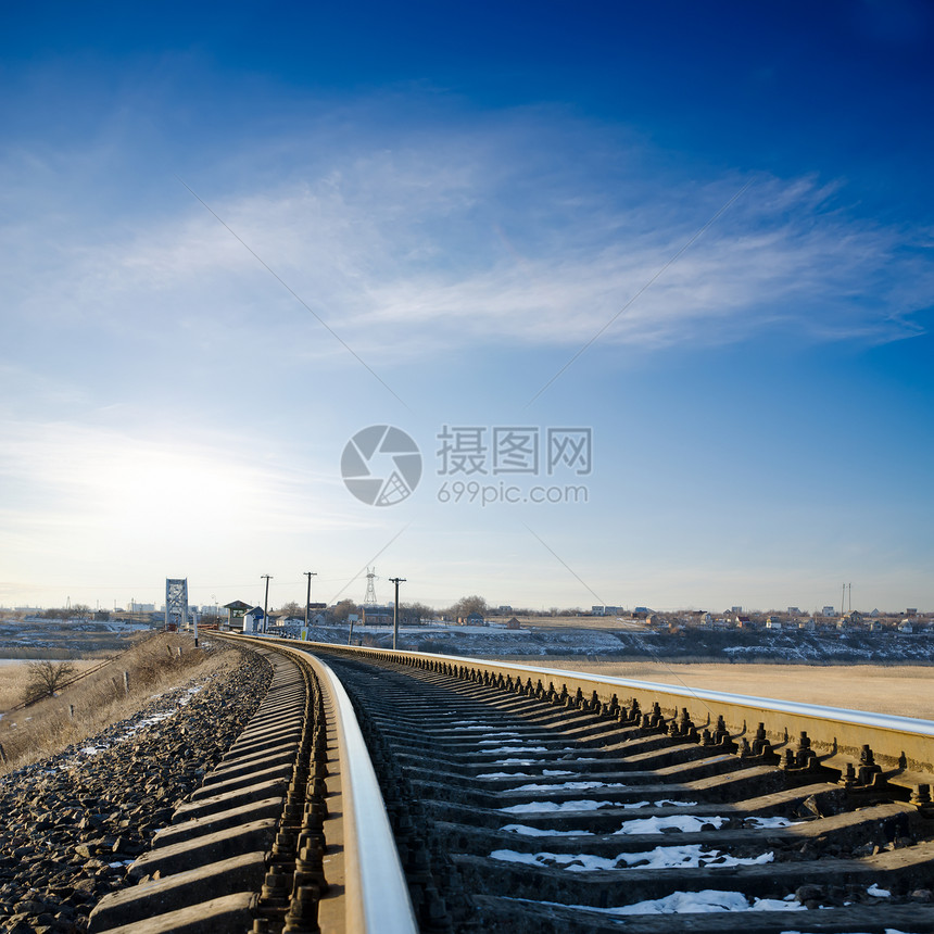 日落时深蓝天空下铁路的地平线阳光风景戏剧性国家过境运动碎石速度运输小路图片