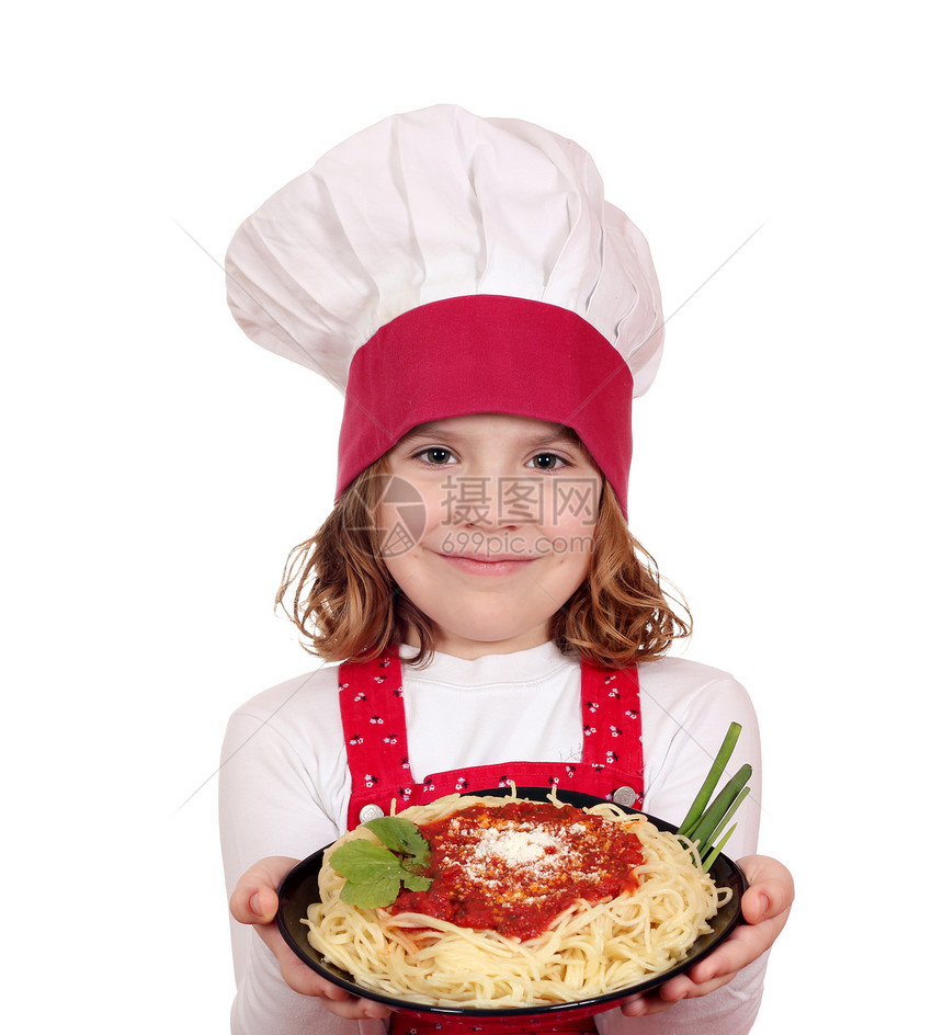 美丽的小姑娘煮饭时用意大利面做盘子图片