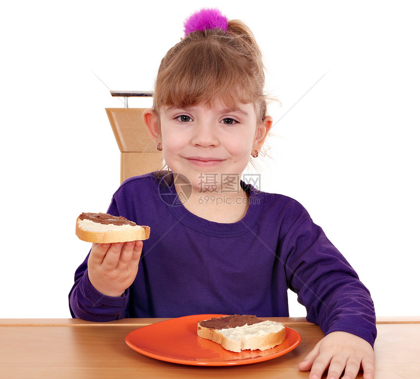 小女孩吃面包加巧克力奶油图片
