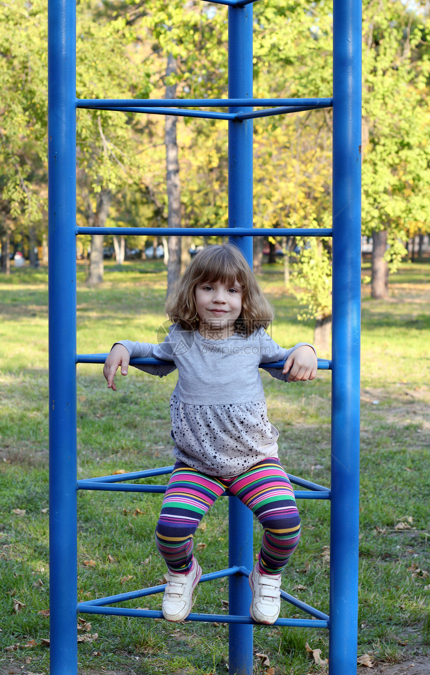小女孩在公园的游乐场上图片