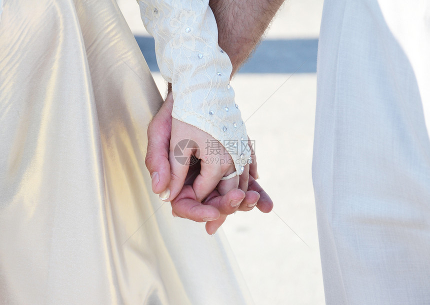 在阳光明媚的一天举行婚礼仪式精神珠宝手指戒指男人奉献婚姻金子丈夫夫妻图片