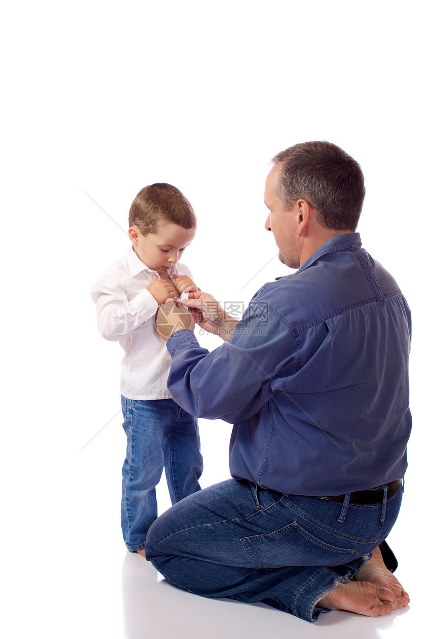 父亲和儿子衬衫男生青年按钮孩子童年援助家庭地面敷料图片