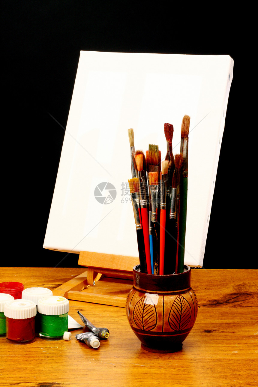 帆布 笔刷和斜坡工作室空白框架画笔黑色配饰白色三脚架木板艺术品图片