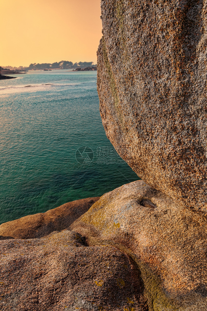 日落时的布列塔尼岩层细节图片