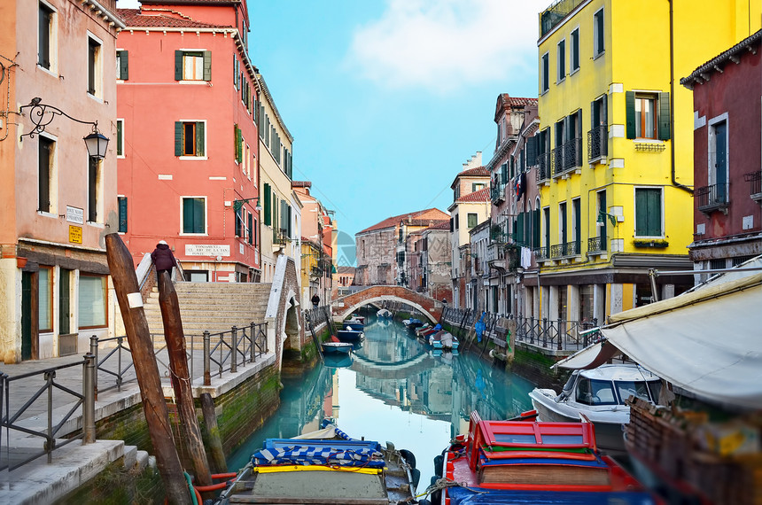 美丽的水上街道     意大利威尼斯运河天空城市晴天蓝色巴士教会太阳房子旅游图片