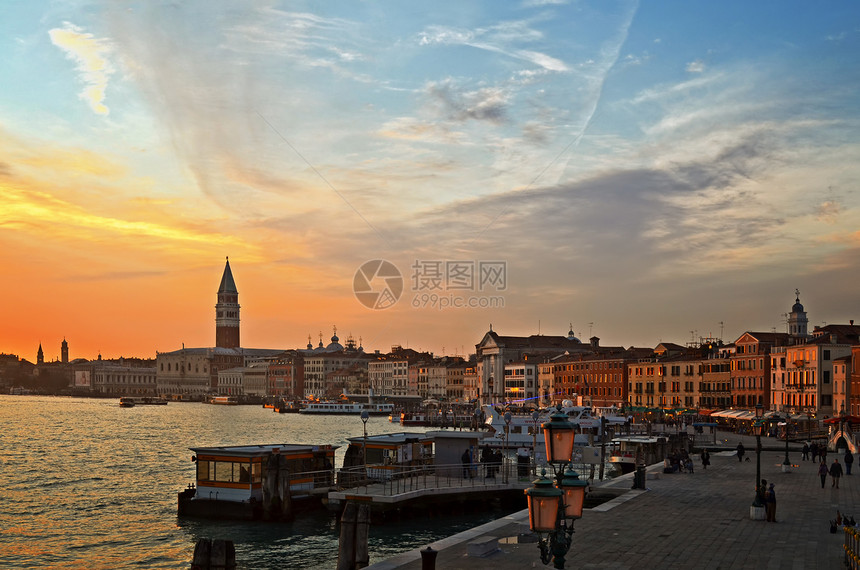 美丽的水上街道     意大利威尼斯湾晚夜风景天空蜜月旅游运河教会历史蓝色阳台巴士港口图片