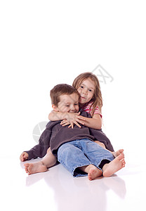 可爱的弟弟妹妹小妹孩子们姐姐兄弟女性微笑家庭孩子青年拥抱女孩背景图片