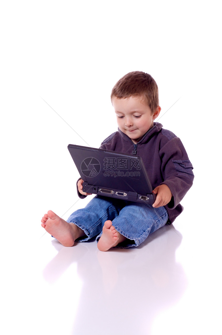 带笔记本电脑的可爱男孩童年思考技术快乐生活互联网男性喜悦孩子网络图片
