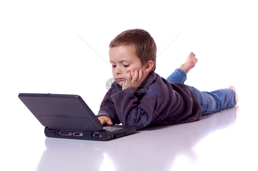 带笔记本电脑的可爱男孩教育微笑思考孩子幸福白色技术男性互联网乐趣图片