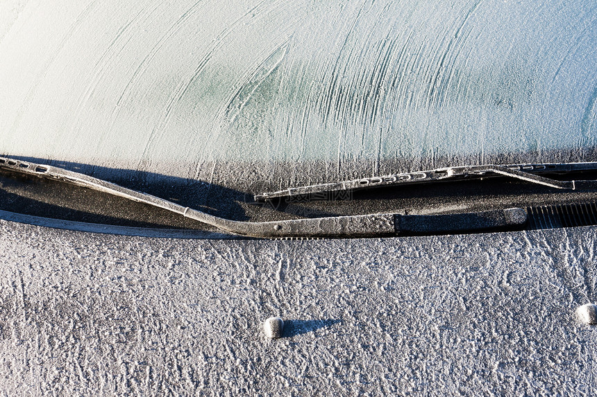 完全覆盖的车挡风玻璃上的霜霜车辆玻璃冻结水器水分水晶雪花蓝色冰镇摩托车图片