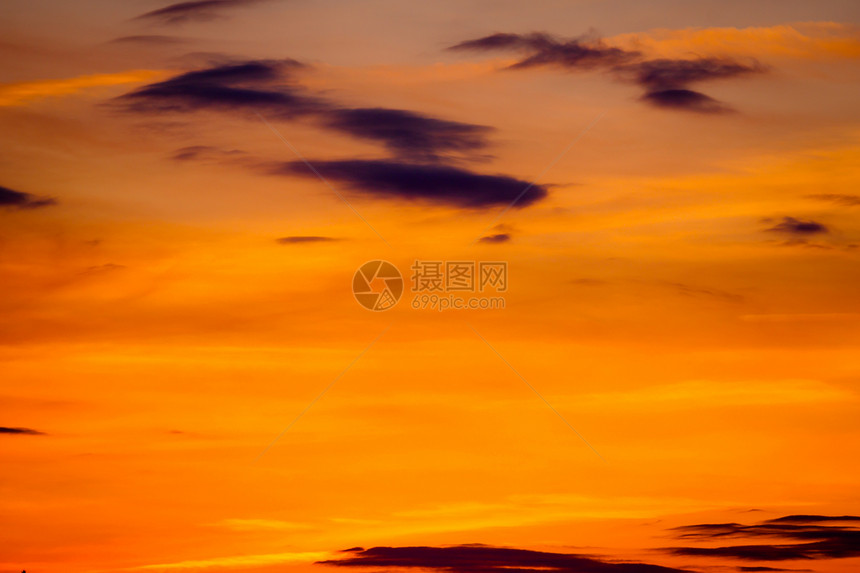 美丽橙色天空的紧贴日落活力黄色红色燃烧云景气候天气阳光风景图片