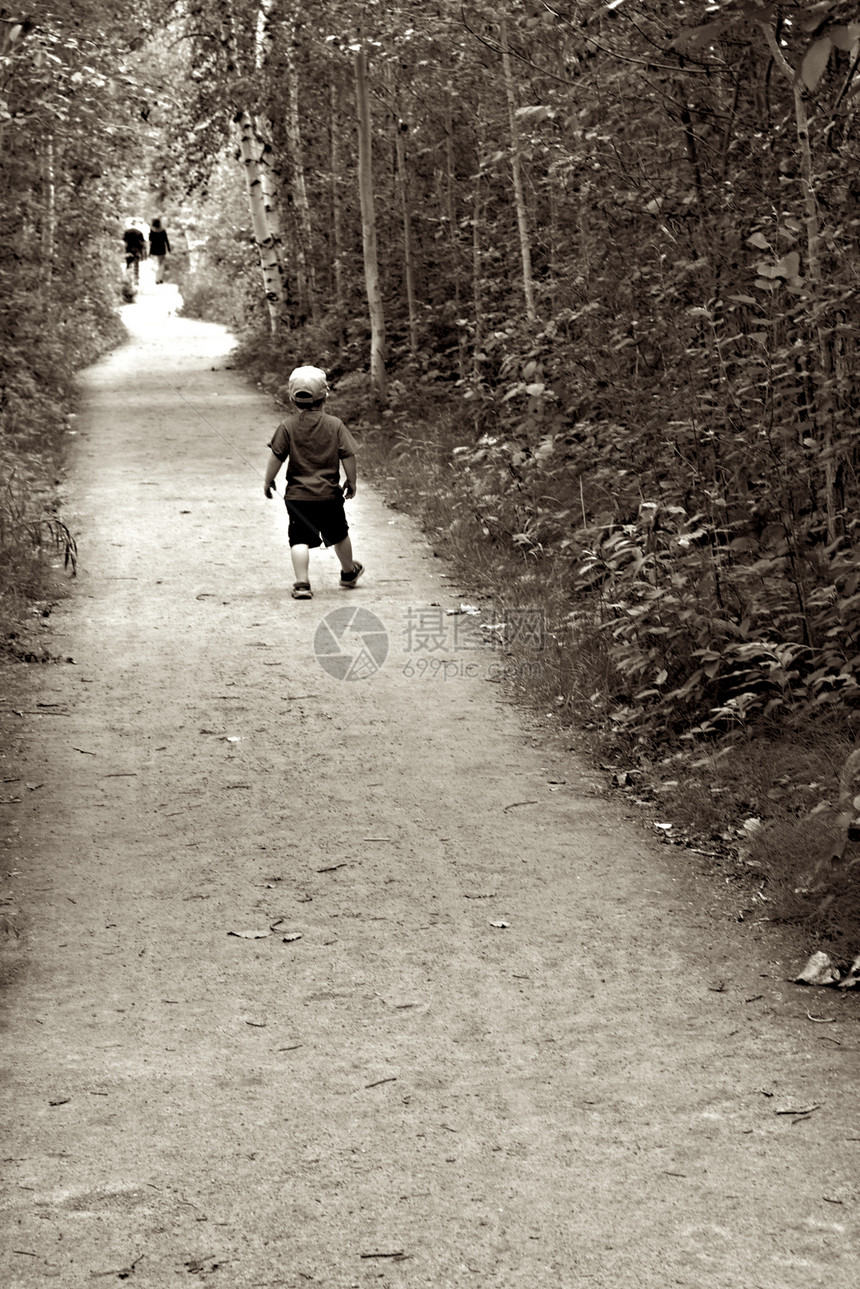 走在树林里孩子森林公园棕褐色男生小路风景图片