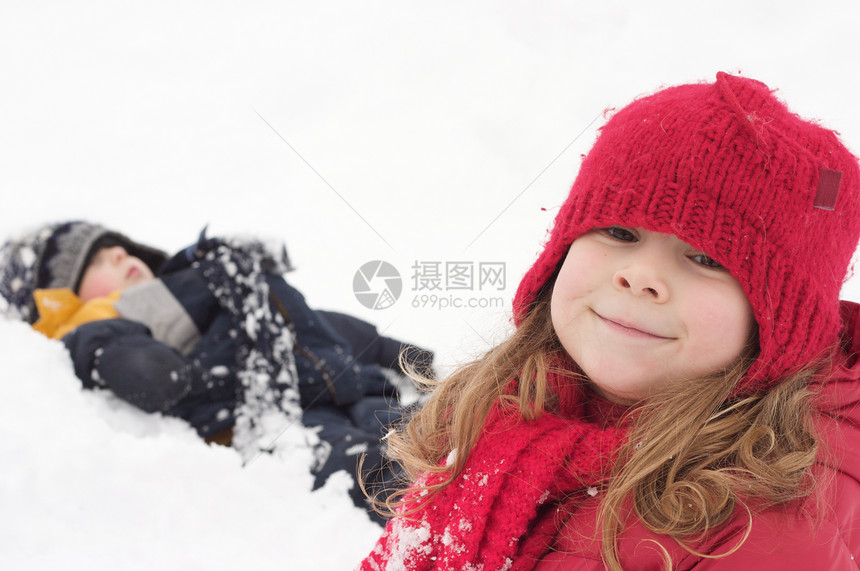 孩子们在雪中冷冻围巾白色乐趣姐姐季节微笑兄弟女孩家庭图片