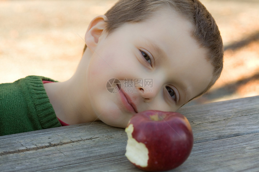 健康的孩子环境生长幸福青年男生小吃童年食物男性乐趣图片