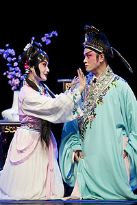 美丽的中国传统歌剧女演员 穿着戏剧服装的戏服头饰遗产女孩戏装戏剧性风俗男人艺术男性女士背景